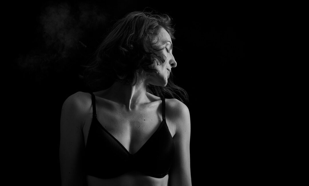 Vos_seins_tombent_ils_?_Tout_ce_que_vous_devez_savoir_sur_ce_signe_de_santé_commun